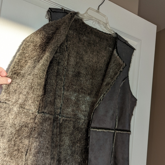 Faux Suede & Fur Vest, Pieced Construction, Chest Pit to Pit Lying Flat 22" - Picture 4 of 9